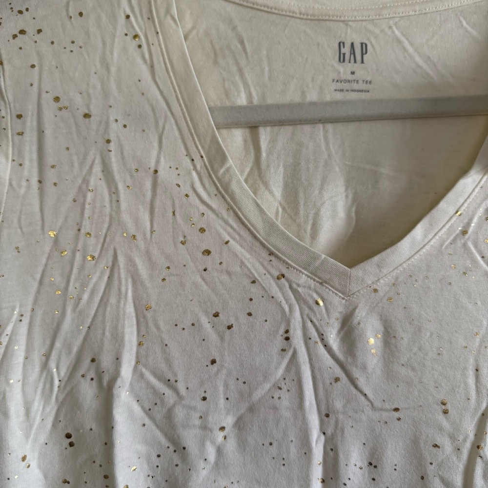 NWT GAP Women's Favorite Tee Cream V-Neck Top with gold details - Picture 2 of 4
